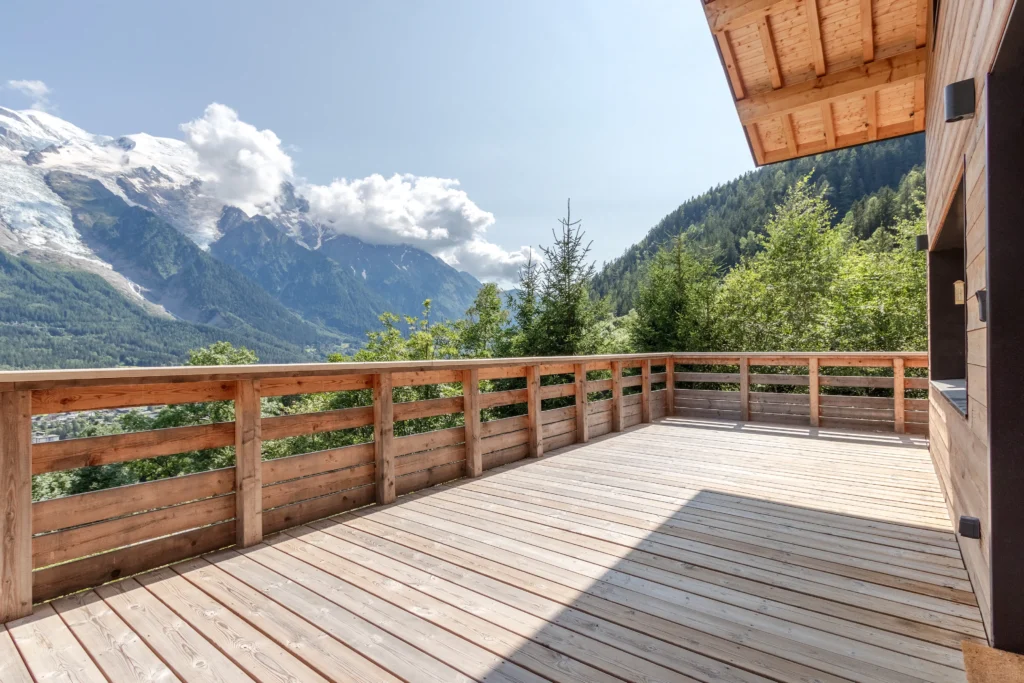 Chalet terrasse et jardin vue sur le Mont-Blanc et le glacier des Bossons