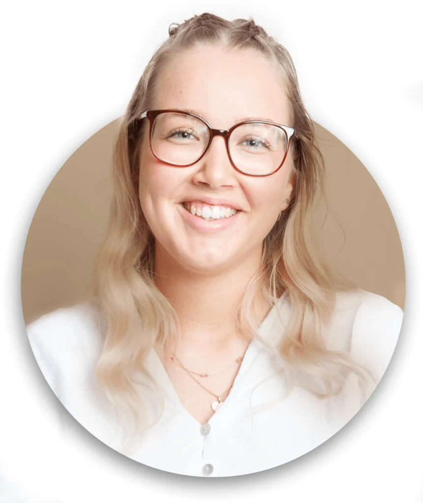 Jeune femme souriante avec lunettes.