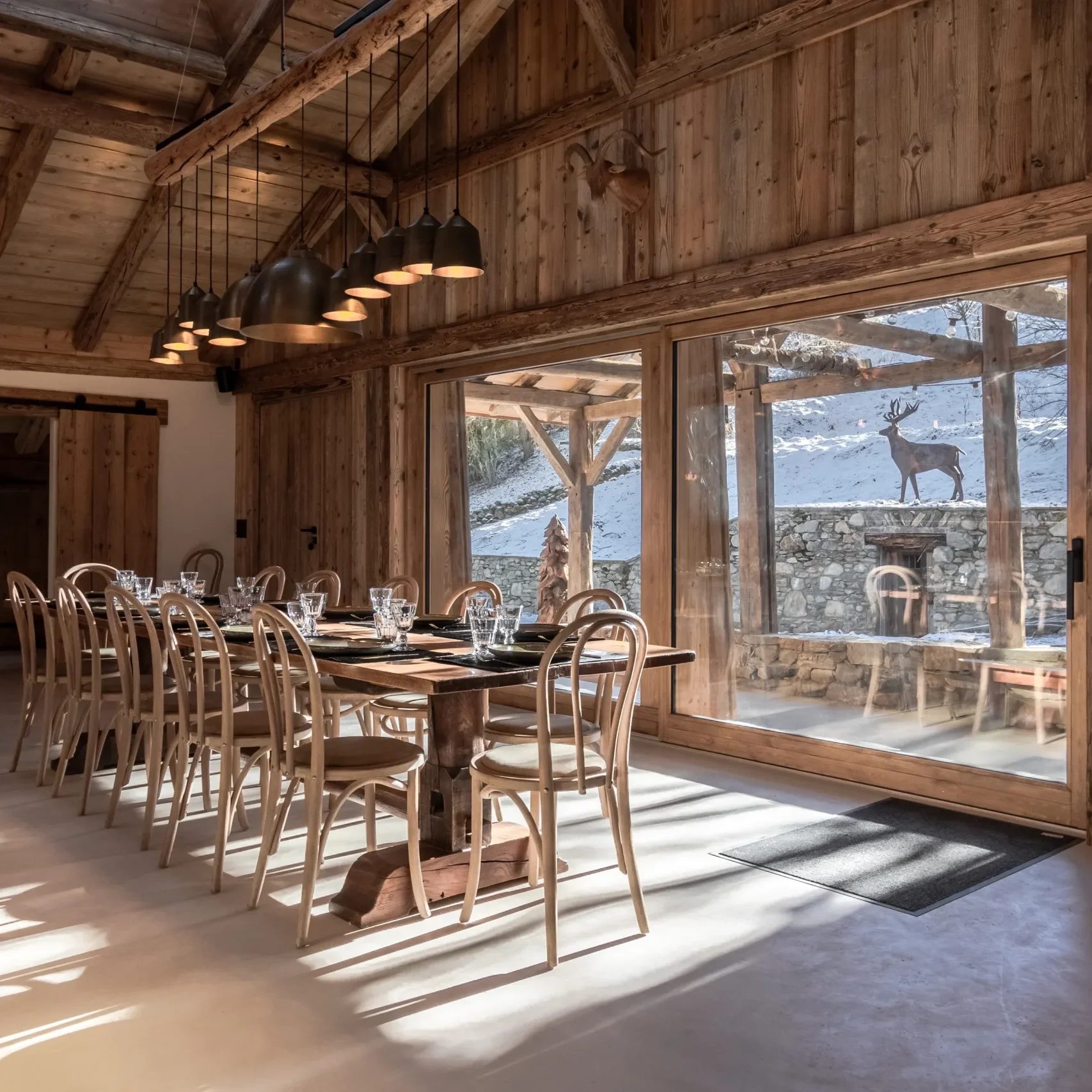 Grande salle à manger lumineuse d'un chalet haut de gamme à Combloux