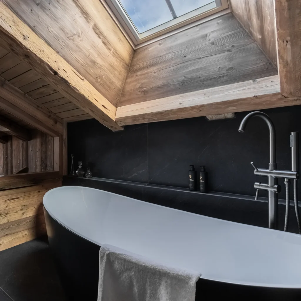 Baignoire luxueuse dans une suite de chalet