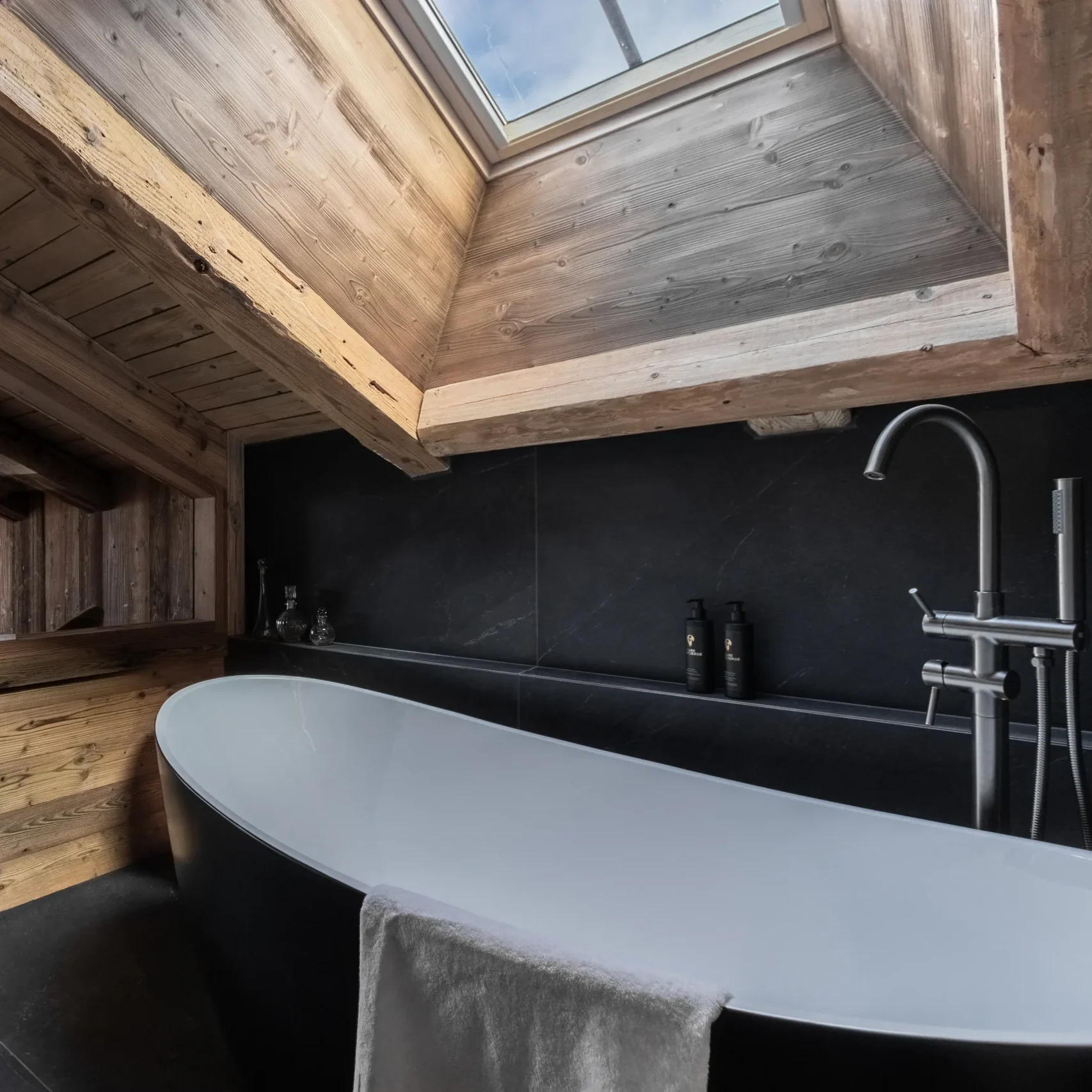 Baignoire luxueuse dans une suite de chalet