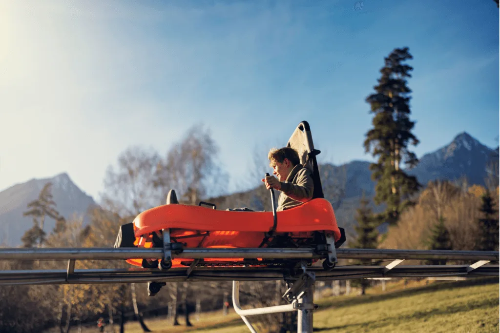 Jeune homme faisant de la luge alpine d'été