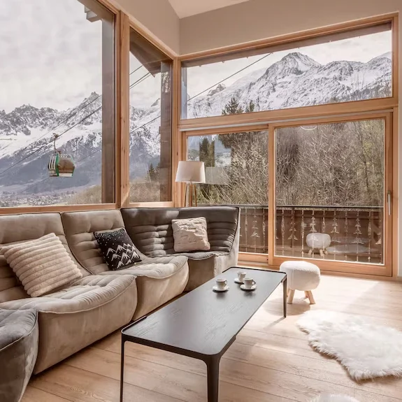 Salon moderne vue sur les montagnes dans un chalet de luxe