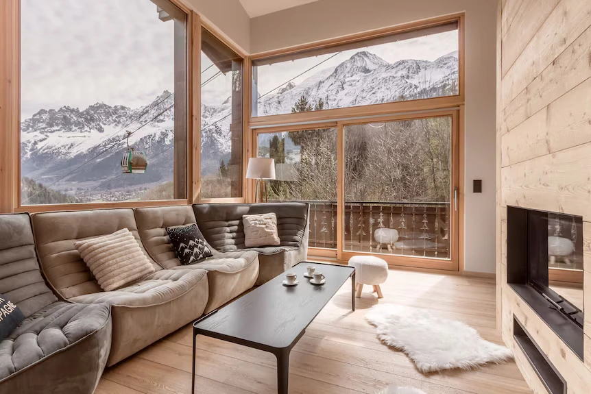 Salon moderne avec vue imprenable sur les alpes dans un chalet de luxe à Chamonix