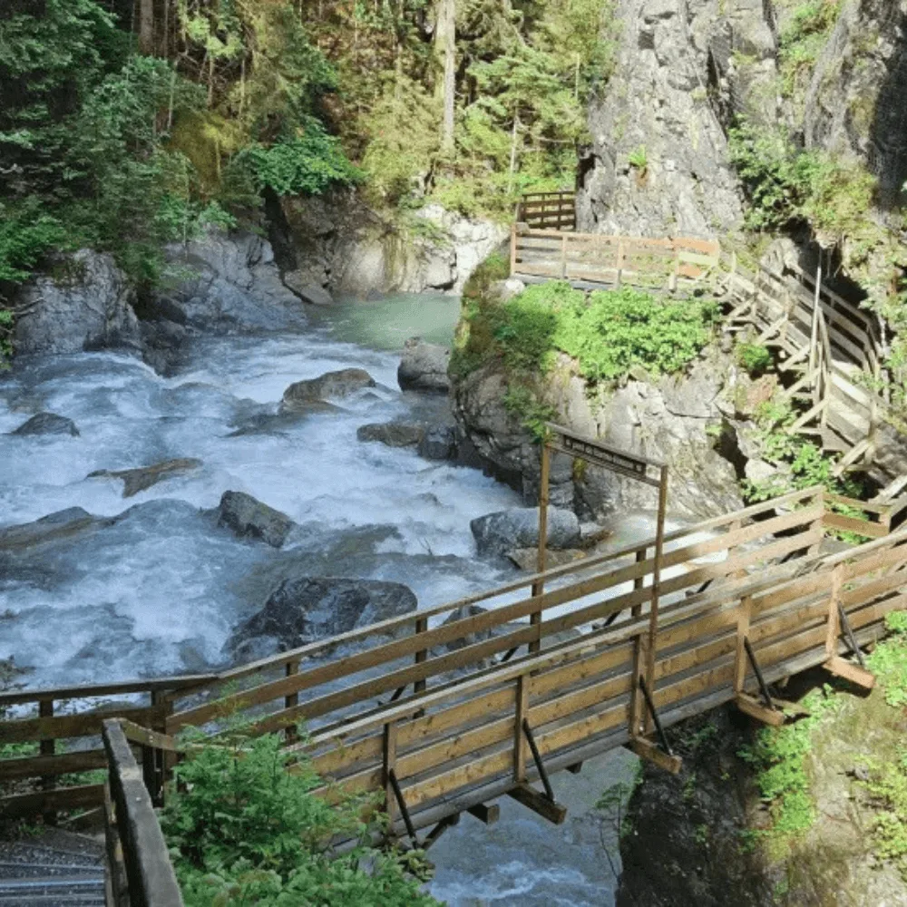 Gorges de la Diosaz passant sous les pontons en bois du chemin de randonnée