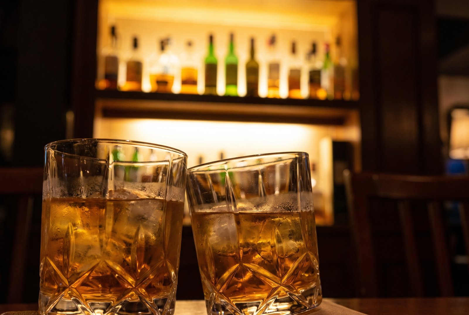 Verres de biere artisanale sur un comptoir en bois dans un bar chaleureux a Chamonix
