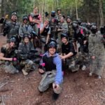 L’équipe Care Concierge groupée sur le terrain de paintball de fin de saison