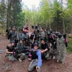 L’équipe Care Concierge groupée sur le terrain de paintball de fin de saison