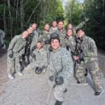 L’équipe Care Concierge pose avec les équipements à la fin de la partie de paintball