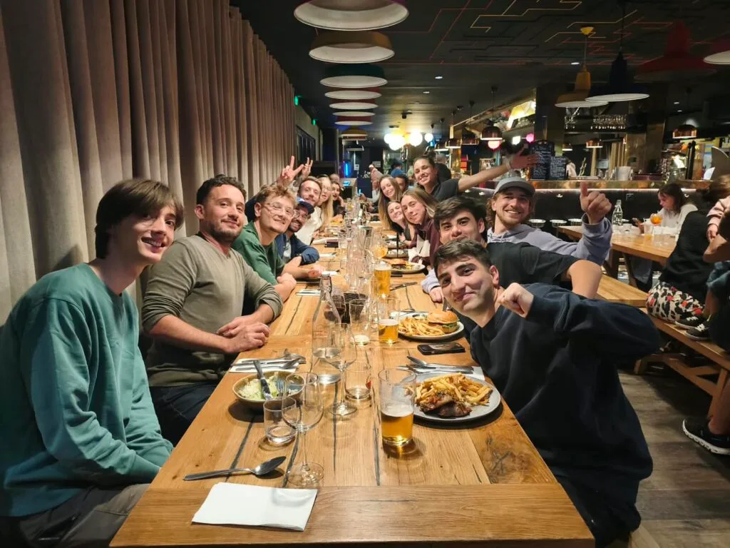 Toute l’équipe Care Concierge autour d’une grande tablée pour le repas de fin de saison
